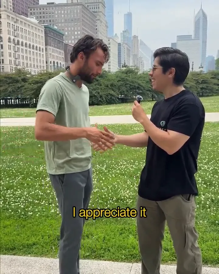 Persona entrevistada sonriendo tras probar el Pulsetto Fit en la calle