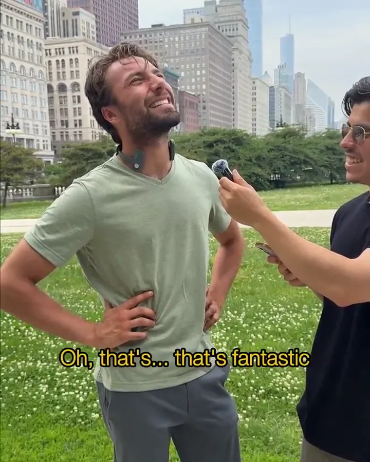 Persona que reacciona echando la cabeza atrás mientras lleva el Pulsetto Fit por primera vez
