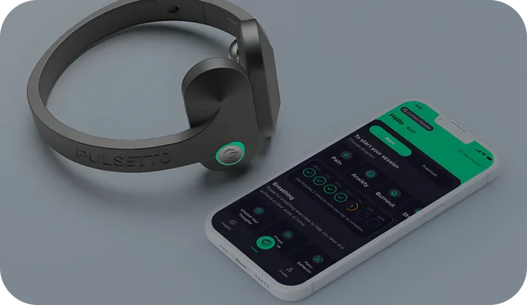 Dispositivo Pulsetto Fit junto a un móvil con la app de Pulsetto abierta