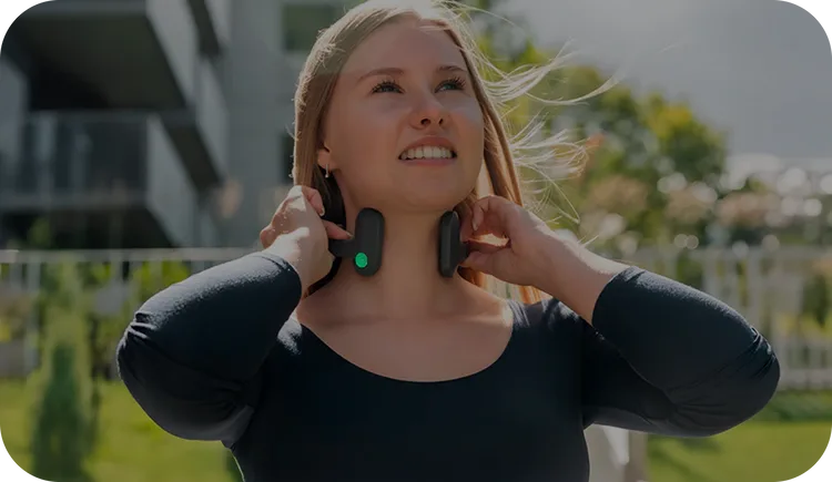 Mujer al aire libre ajustándose el dispositivo Pulsetto en el cuello